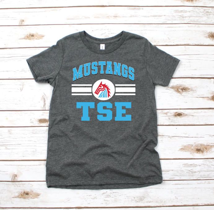 SPORT STRIPE EMBLEM MUSTANGS TSE